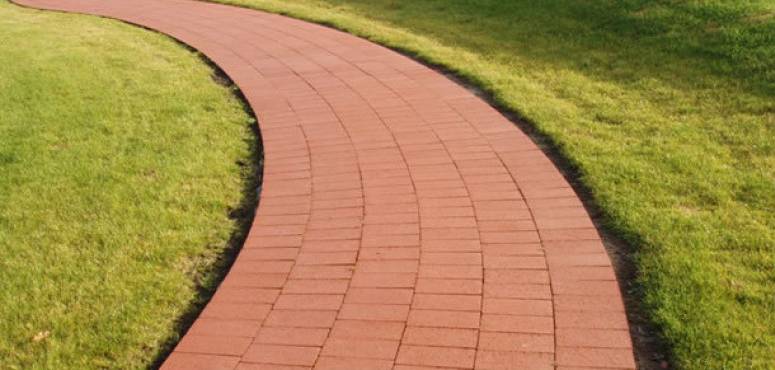 Как устроить дачную дорожку из бетонной тротуарной плитки?